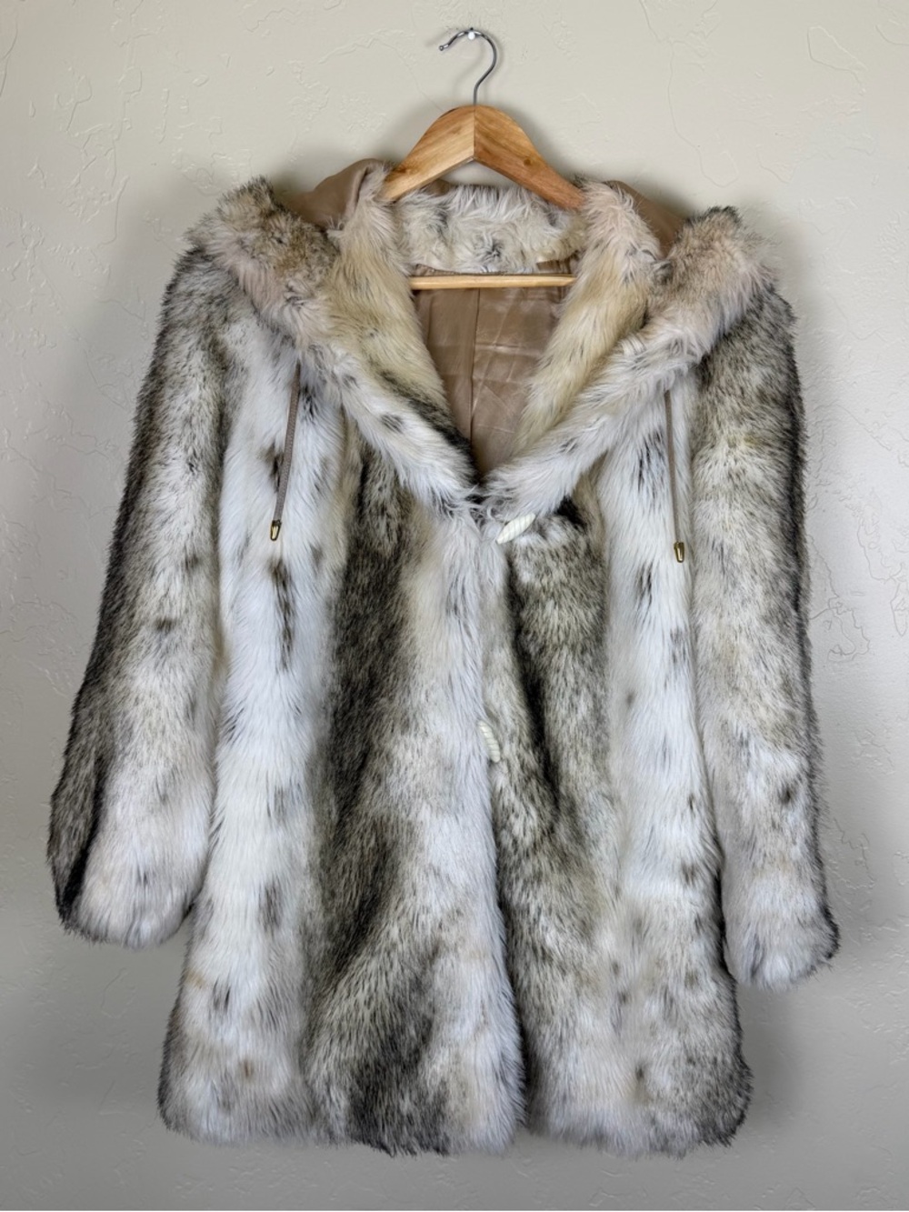 Country Pacer Women’s Luxury Faux Fur Hooded Coat Size 6